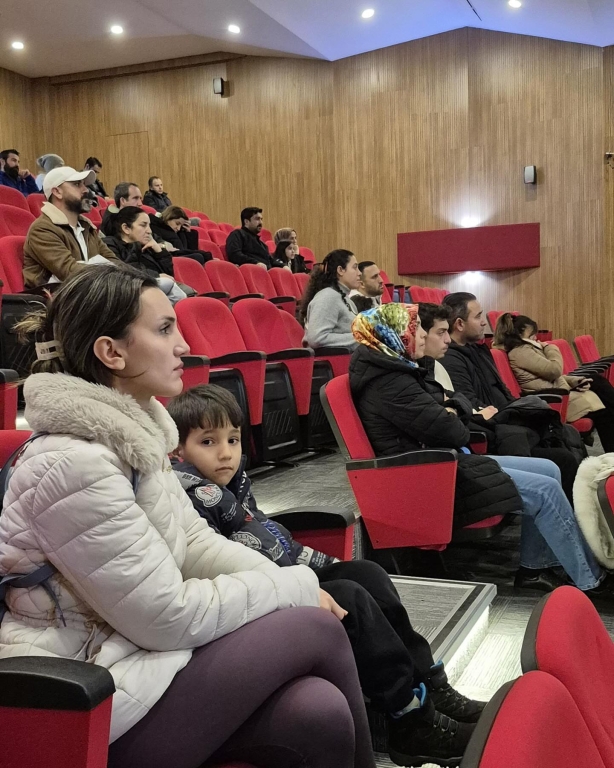 Bursluluk sınavımızın ilk gününü başarıyla tamamladık! Bugün okulumuza gelen öğrencilerimiz, bilgi birikimlerini ortaya koyarken aynı zamanda sınav heyecanını ve başarma isteğini birlikte yaşadı. Sınav süreci boyunca öğrencilerimizin motivasyonunu destekleyen öğretmenlerimize ve organizasyonda emeği geçen tüm ekip arkadaşlarımıza teşekkür ederiz. Bu günde çocuklarının yanında olan, sürece güvenle eşlik eden değerli velilerimize de ayrıca teşekkür ediyoruz. #BurslulukSınavı #BilKoleji #EğitimdeGelecek #BaşarıyaAdım #SınavHeyecanı #Eğitim #ÖğrenciOdaklı #GeleceğiBirlikteİnşaEdiyoruz #OkulHayatı #BilKolejiBeylikdüzü görseli 6