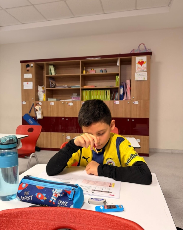 Bursluluk sınavımızın ilk gününü başarıyla tamamladık! Bugün okulumuza gelen öğrencilerimiz, bilgi birikimlerini ortaya koyarken aynı zamanda sınav heyecanını ve başarma isteğini birlikte yaşadı. Sınav süreci boyunca öğrencilerimizin motivasyonunu destekleyen öğretmenlerimize ve organizasyonda emeği geçen tüm ekip arkadaşlarımıza teşekkür ederiz. Bu günde çocuklarının yanında olan, sürece güvenle eşlik eden değerli velilerimize de ayrıca teşekkür ediyoruz. #BurslulukSınavı #BilKoleji #EğitimdeGelecek #BaşarıyaAdım #SınavHeyecanı #Eğitim #ÖğrenciOdaklı #GeleceğiBirlikteİnşaEdiyoruz #OkulHayatı #BilKolejiBeylikdüzü görseli 8