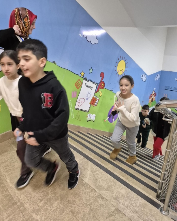 Bursluluk sınavımızın ilk gününü başarıyla tamamladık! Bugün okulumuza gelen öğrencilerimiz, bilgi birikimlerini ortaya koyarken aynı zamanda sınav heyecanını ve başarma isteğini birlikte yaşadı. Sınav süreci boyunca öğrencilerimizin motivasyonunu destekleyen öğretmenlerimize ve organizasyonda emeği geçen tüm ekip arkadaşlarımıza teşekkür ederiz. Bu günde çocuklarının yanında olan, sürece güvenle eşlik eden değerli velilerimize de ayrıca teşekkür ediyoruz. #BurslulukSınavı #BilKoleji #EğitimdeGelecek #BaşarıyaAdım #SınavHeyecanı #Eğitim #ÖğrenciOdaklı #GeleceğiBirlikteİnşaEdiyoruz #OkulHayatı #BilKolejiBeylikdüzü görseli 13