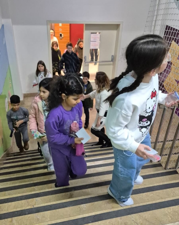 Bursluluk sınavımızın ilk gününü başarıyla tamamladık! Bugün okulumuza gelen öğrencilerimiz, bilgi birikimlerini ortaya koyarken aynı zamanda sınav heyecanını ve başarma isteğini birlikte yaşadı. Sınav süreci boyunca öğrencilerimizin motivasyonunu destekleyen öğretmenlerimize ve organizasyonda emeği geçen tüm ekip arkadaşlarımıza teşekkür ederiz. Bu günde çocuklarının yanında olan, sürece güvenle eşlik eden değerli velilerimize de ayrıca teşekkür ediyoruz. #BurslulukSınavı #BilKoleji #EğitimdeGelecek #BaşarıyaAdım #SınavHeyecanı #Eğitim #ÖğrenciOdaklı #GeleceğiBirlikteİnşaEdiyoruz #OkulHayatı #BilKolejiBeylikdüzü görseli 14