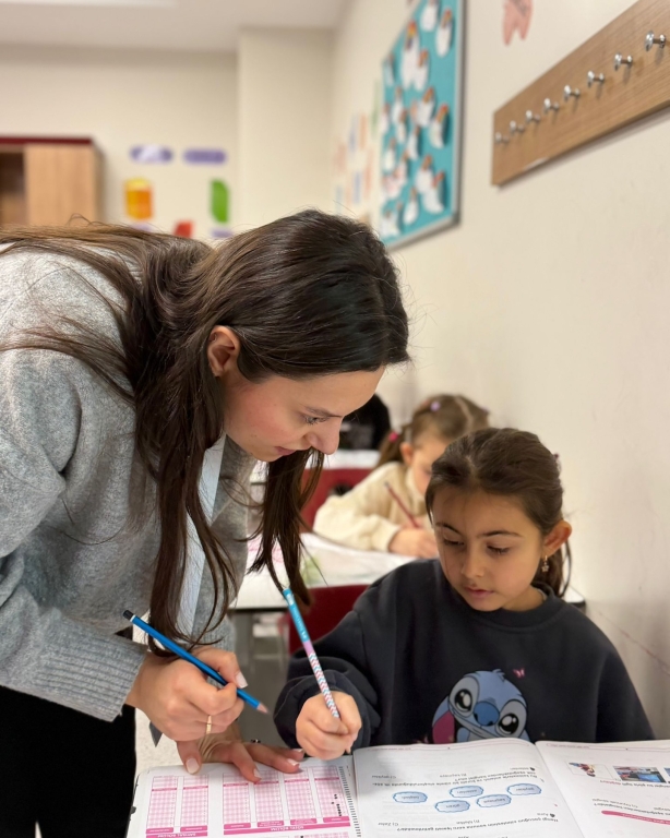 Bursluluk sınavımızın ilk gününü başarıyla tamamladık! Bugün okulumuza gelen öğrencilerimiz, bilgi birikimlerini ortaya koyarken aynı zamanda sınav heyecanını ve başarma isteğini birlikte yaşadı. Sınav süreci boyunca öğrencilerimizin motivasyonunu destekleyen öğretmenlerimize ve organizasyonda emeği geçen tüm ekip arkadaşlarımıza teşekkür ederiz. Bu günde çocuklarının yanında olan, sürece güvenle eşlik eden değerli velilerimize de ayrıca teşekkür ediyoruz. #BurslulukSınavı #BilKoleji #EğitimdeGelecek #BaşarıyaAdım #SınavHeyecanı #Eğitim #ÖğrenciOdaklı #GeleceğiBirlikteİnşaEdiyoruz #OkulHayatı #BilKolejiBeylikdüzü görseli 16
