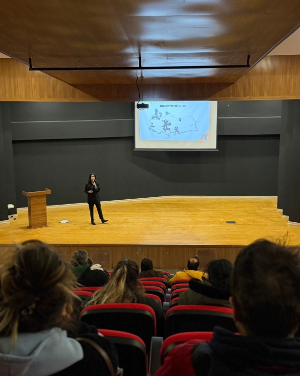Bursluluk sınavımızın ilk gününü başarıyla tamamladık! Bugün okulumuza gelen öğrencilerimiz, bilgi birikimlerini ortaya koyarken aynı zamanda sınav heyecanını ve başarma isteğini birlikte yaşadı. Sınav süreci boyunca öğrencilerimizin motivasyonunu destekleyen öğretmenlerimize ve organizasyonda emeği geçen tüm ekip arkadaşlarımıza teşekkür ederiz. Bu günde çocuklarının yanında olan, sürece güvenle eşlik eden değerli velilerimize de ayrıca teşekkür ediyoruz. #BurslulukSınavı #BilKoleji #EğitimdeGelecek #BaşarıyaAdım #SınavHeyecanı #Eğitim #ÖğrenciOdaklı #GeleceğiBirlikteİnşaEdiyoruz #OkulHayatı #BilKolejiBeylikdüzü görseli 18