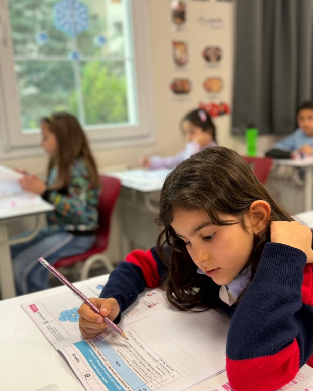 Bursluluk sınavımızın ilk gününü başarıyla tamamladık! Bugün okulumuza gelen öğrencilerimiz, bilgi birikimlerini ortaya koyarken aynı zamanda sınav heyecanını ve başarma isteğini birlikte yaşadı. Sınav süreci boyunca öğrencilerimizin motivasyonunu destekleyen öğretmenlerimize ve organizasyonda emeği geçen tüm ekip arkadaşlarımıza teşekkür ederiz. Bu günde çocuklarının yanında olan, sürece güvenle eşlik eden değerli velilerimize de ayrıca teşekkür ediyoruz. #BurslulukSınavı #BilKoleji #EğitimdeGelecek #BaşarıyaAdım #SınavHeyecanı #Eğitim #ÖğrenciOdaklı #GeleceğiBirlikteİnşaEdiyoruz #OkulHayatı #BilKolejiBeylikdüzü görseli 19