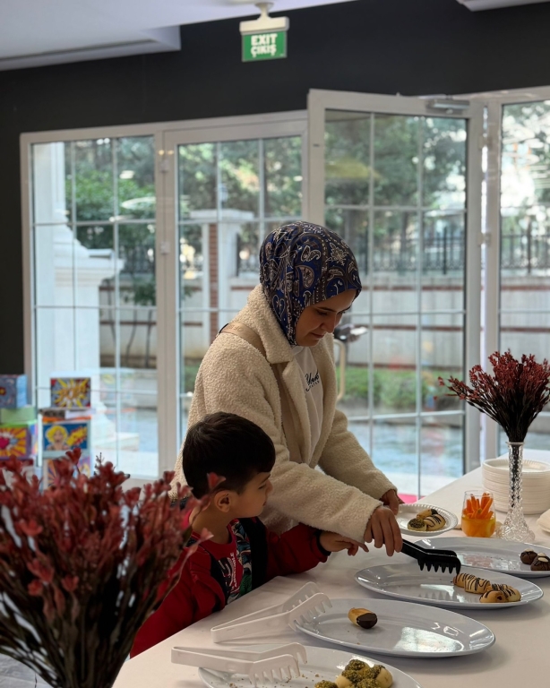 Bursluluk sınavımızın ilk gününü başarıyla tamamladık! Bugün okulumuza gelen öğrencilerimiz, bilgi birikimlerini ortaya koyarken aynı zamanda sınav heyecanını ve başarma isteğini birlikte yaşadı. Sınav süreci boyunca öğrencilerimizin motivasyonunu destekleyen öğretmenlerimize ve organizasyonda emeği geçen tüm ekip arkadaşlarımıza teşekkür ederiz. Bu günde çocuklarının yanında olan, sürece güvenle eşlik eden değerli velilerimize de ayrıca teşekkür ediyoruz. #BurslulukSınavı #BilKoleji #EğitimdeGelecek #BaşarıyaAdım #SınavHeyecanı #Eğitim #ÖğrenciOdaklı #GeleceğiBirlikteİnşaEdiyoruz #OkulHayatı #BilKolejiBeylikdüzü görseli 20