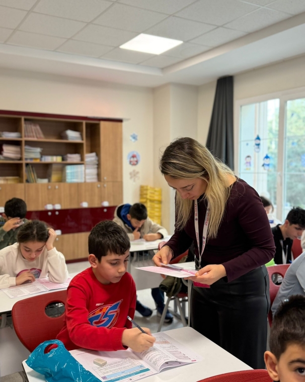 Bursluluk sınavımızın ilk gününü başarıyla tamamladık! Bugün okulumuza gelen öğrencilerimiz, bilgi birikimlerini ortaya koyarken aynı zamanda sınav heyecanını ve başarma isteğini birlikte yaşadı. Sınav süreci boyunca öğrencilerimizin motivasyonunu destekleyen öğretmenlerimize ve organizasyonda emeği geçen tüm ekip arkadaşlarımıza teşekkür ederiz. Bu günde çocuklarının yanında olan, sürece güvenle eşlik eden değerli velilerimize de ayrıca teşekkür ediyoruz. #BurslulukSınavı #BilKoleji #EğitimdeGelecek #BaşarıyaAdım #SınavHeyecanı #Eğitim #ÖğrenciOdaklı #GeleceğiBirlikteİnşaEdiyoruz #OkulHayatı #BilKolejiBeylikdüzü görseli 22