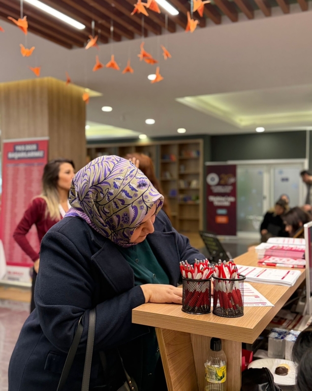 Bursluluk sınavımızın ilk gününü başarıyla tamamladık! Bugün okulumuza gelen öğrencilerimiz, bilgi birikimlerini ortaya koyarken aynı zamanda sınav heyecanını ve başarma isteğini birlikte yaşadı. Sınav süreci boyunca öğrencilerimizin motivasyonunu destekleyen öğretmenlerimize ve organizasyonda emeği geçen tüm ekip arkadaşlarımıza teşekkür ederiz. Bu günde çocuklarının yanında olan, sürece güvenle eşlik eden değerli velilerimize de ayrıca teşekkür ediyoruz. #BurslulukSınavı #BilKoleji #EğitimdeGelecek #BaşarıyaAdım #SınavHeyecanı #Eğitim #ÖğrenciOdaklı #GeleceğiBirlikteİnşaEdiyoruz #OkulHayatı #BilKolejiBeylikdüzü görseli 24
