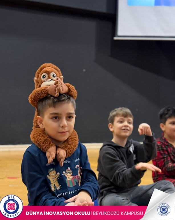 Bugün ilkokulumuzda öğrencilerimiz ve öğretmenlerimiz pijamalarını giydi, hep birlikte pijama günü ve sinema partisinin tadını çıkardık. Film keyfimizi yaparken mısırlarımızı yedik, bol bol güldük ve günün tadını doyasıya çıkardık. Bu keyifli anlarda pelüş oyuncaklarımız, yani küçük dostlarımız da yanımızdaydı Sıcacık bir atmosferde paylaşılan bu anlar, günümüze ayrı bir mutluluk kattı. Birlikte eğlendiğimiz, anı biriktirdiğimiz çok güzel bir gündü #PijamaGünü #SinemaGünü #PijamaPartisi #OkuldaEğlence #MutluAnlar #BirlikteGüzel