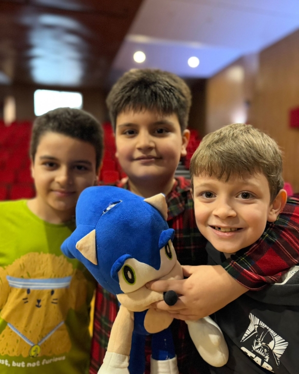 Bugün ilkokulumuzda öğrencilerimiz ve öğretmenlerimiz pijamalarını giydi, hep birlikte pijama günü ve sinema partisinin tadını çıkardık. Film keyfimizi yaparken mısırlarımızı yedik, bol bol güldük ve günün tadını doyasıya çıkardık. Bu keyifli anlarda pelüş oyuncaklarımız, yani küçük dostlarımız da yanımızdaydı Sıcacık bir atmosferde paylaşılan bu anlar, günümüze ayrı bir mutluluk kattı. Birlikte eğlendiğimiz, anı biriktirdiğimiz çok güzel bir gündü #PijamaGünü #SinemaGünü #PijamaPartisi #OkuldaEğlence #MutluAnlar #BirlikteGüzel görseli 6