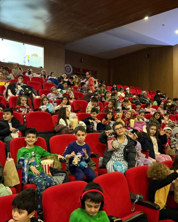 Bugün ilkokulumuzda öğrencilerimiz ve öğretmenlerimiz pijamalarını giydi, hep birlikte pijama günü ve sinema partisinin tadını çıkardık. Film keyfimizi yaparken mısırlarımızı yedik, bol bol güldük ve günün tadını doyasıya çıkardık. Bu keyifli anlarda pelüş oyuncaklarımız, yani küçük dostlarımız da yanımızdaydı Sıcacık bir atmosferde paylaşılan bu anlar, günümüze ayrı bir mutluluk kattı. Birlikte eğlendiğimiz, anı biriktirdiğimiz çok güzel bir gündü #PijamaGünü #SinemaGünü #PijamaPartisi #OkuldaEğlence #MutluAnlar #BirlikteGüzel görseli 7