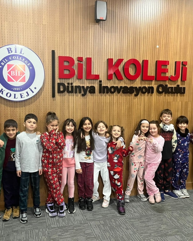 Bugün ilkokulumuzda öğrencilerimiz ve öğretmenlerimiz pijamalarını giydi, hep birlikte pijama günü ve sinema partisinin tadını çıkardık. Film keyfimizi yaparken mısırlarımızı yedik, bol bol güldük ve günün tadını doyasıya çıkardık. Bu keyifli anlarda pelüş oyuncaklarımız, yani küçük dostlarımız da yanımızdaydı Sıcacık bir atmosferde paylaşılan bu anlar, günümüze ayrı bir mutluluk kattı. Birlikte eğlendiğimiz, anı biriktirdiğimiz çok güzel bir gündü #PijamaGünü #SinemaGünü #PijamaPartisi #OkuldaEğlence #MutluAnlar #BirlikteGüzel görseli 9