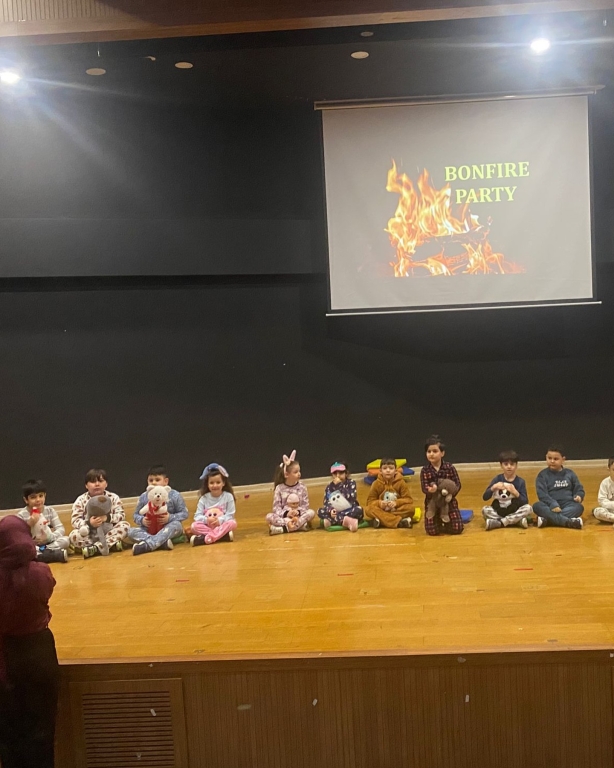 Bugün ilkokulumuzda öğrencilerimiz ve öğretmenlerimiz pijamalarını giydi, hep birlikte pijama günü ve sinema partisinin tadını çıkardık. Film keyfimizi yaparken mısırlarımızı yedik, bol bol güldük ve günün tadını doyasıya çıkardık. Bu keyifli anlarda pelüş oyuncaklarımız, yani küçük dostlarımız da yanımızdaydı Sıcacık bir atmosferde paylaşılan bu anlar, günümüze ayrı bir mutluluk kattı. Birlikte eğlendiğimiz, anı biriktirdiğimiz çok güzel bir gündü #PijamaGünü #SinemaGünü #PijamaPartisi #OkuldaEğlence #MutluAnlar #BirlikteGüzel görseli 10