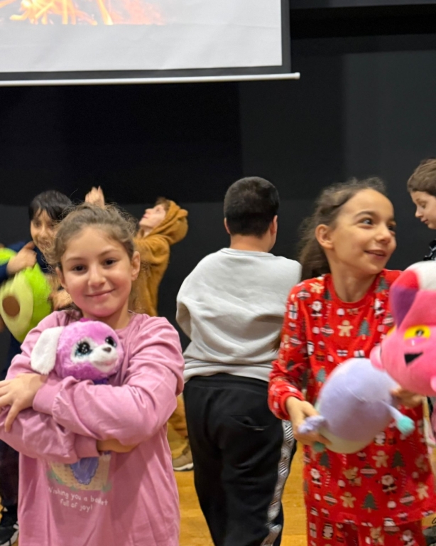 Bugün ilkokulumuzda öğrencilerimiz ve öğretmenlerimiz pijamalarını giydi, hep birlikte pijama günü ve sinema partisinin tadını çıkardık. Film keyfimizi yaparken mısırlarımızı yedik, bol bol güldük ve günün tadını doyasıya çıkardık. Bu keyifli anlarda pelüş oyuncaklarımız, yani küçük dostlarımız da yanımızdaydı Sıcacık bir atmosferde paylaşılan bu anlar, günümüze ayrı bir mutluluk kattı. Birlikte eğlendiğimiz, anı biriktirdiğimiz çok güzel bir gündü #PijamaGünü #SinemaGünü #PijamaPartisi #OkuldaEğlence #MutluAnlar #BirlikteGüzel görseli 11