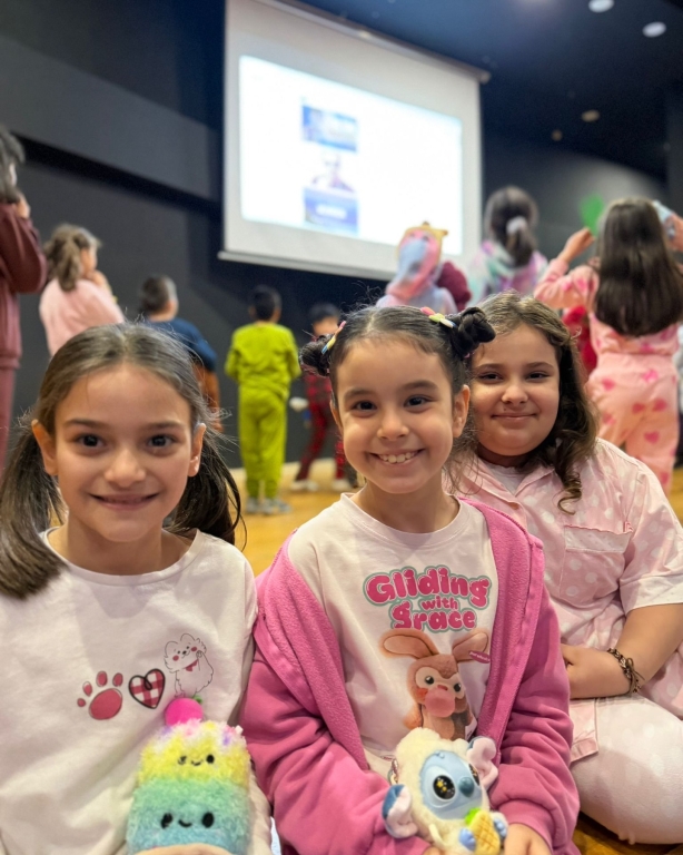 Bugün ilkokulumuzda öğrencilerimiz ve öğretmenlerimiz pijamalarını giydi, hep birlikte pijama günü ve sinema partisinin tadını çıkardık. Film keyfimizi yaparken mısırlarımızı yedik, bol bol güldük ve günün tadını doyasıya çıkardık. Bu keyifli anlarda pelüş oyuncaklarımız, yani küçük dostlarımız da yanımızdaydı Sıcacık bir atmosferde paylaşılan bu anlar, günümüze ayrı bir mutluluk kattı. Birlikte eğlendiğimiz, anı biriktirdiğimiz çok güzel bir gündü #PijamaGünü #SinemaGünü #PijamaPartisi #OkuldaEğlence #MutluAnlar #BirlikteGüzel görseli 13