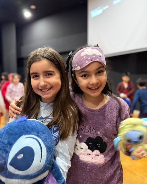Bugün ilkokulumuzda öğrencilerimiz ve öğretmenlerimiz pijamalarını giydi, hep birlikte pijama günü ve sinema partisinin tadını çıkardık. Film keyfimizi yaparken mısırlarımızı yedik, bol bol güldük ve günün tadını doyasıya çıkardık. Bu keyifli anlarda pelüş oyuncaklarımız, yani küçük dostlarımız da yanımızdaydı Sıcacık bir atmosferde paylaşılan bu anlar, günümüze ayrı bir mutluluk kattı. Birlikte eğlendiğimiz, anı biriktirdiğimiz çok güzel bir gündü #PijamaGünü #SinemaGünü #PijamaPartisi #OkuldaEğlence #MutluAnlar #BirlikteGüzel görseli 14