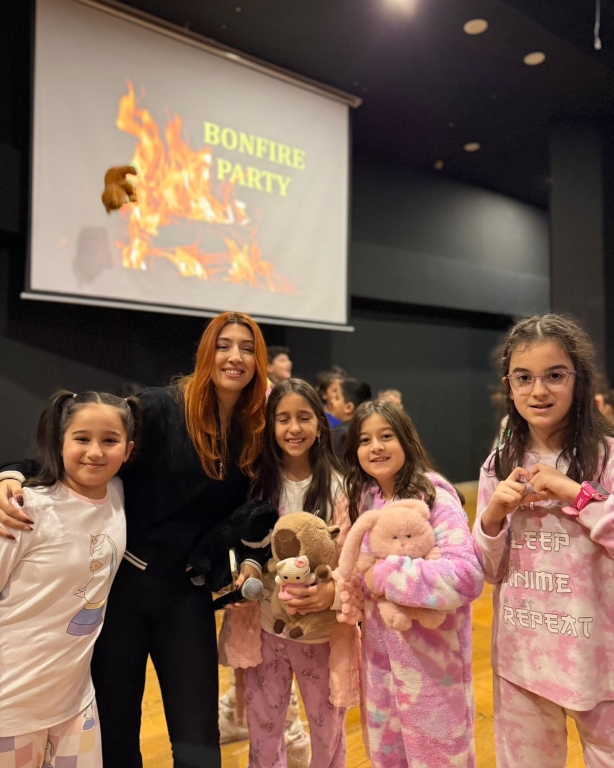 Bugün ilkokulumuzda öğrencilerimiz ve öğretmenlerimiz pijamalarını giydi, hep birlikte pijama günü ve sinema partisinin tadını çıkardık. Film keyfimizi yaparken mısırlarımızı yedik, bol bol güldük ve günün tadını doyasıya çıkardık. Bu keyifli anlarda pelüş oyuncaklarımız, yani küçük dostlarımız da yanımızdaydı Sıcacık bir atmosferde paylaşılan bu anlar, günümüze ayrı bir mutluluk kattı. Birlikte eğlendiğimiz, anı biriktirdiğimiz çok güzel bir gündü #PijamaGünü #SinemaGünü #PijamaPartisi #OkuldaEğlence #MutluAnlar #BirlikteGüzel görseli 15