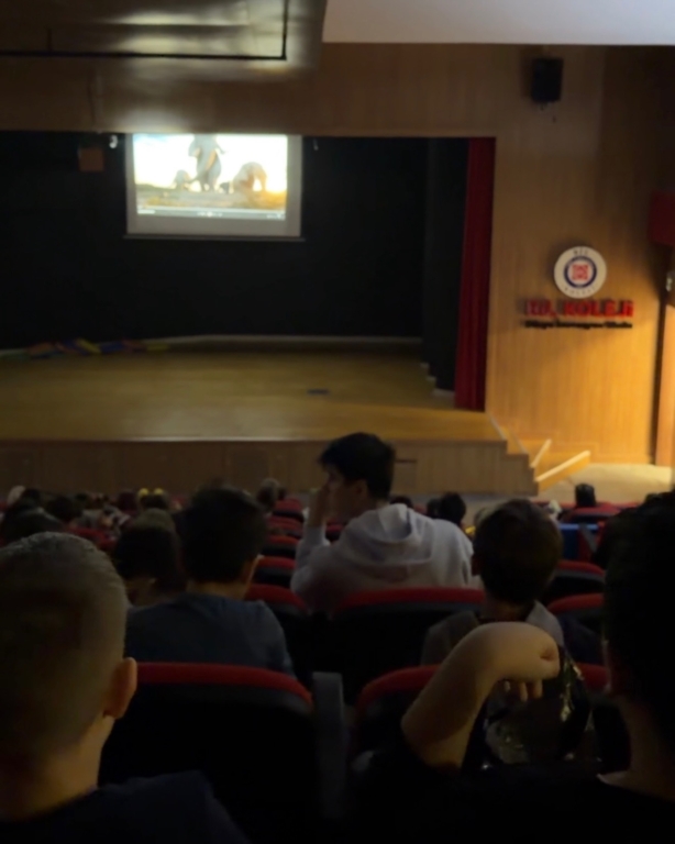 Bugün ilkokulumuzda öğrencilerimiz ve öğretmenlerimiz pijamalarını giydi, hep birlikte pijama günü ve sinema partisinin tadını çıkardık. Film keyfimizi yaparken mısırlarımızı yedik, bol bol güldük ve günün tadını doyasıya çıkardık. Bu keyifli anlarda pelüş oyuncaklarımız, yani küçük dostlarımız da yanımızdaydı Sıcacık bir atmosferde paylaşılan bu anlar, günümüze ayrı bir mutluluk kattı. Birlikte eğlendiğimiz, anı biriktirdiğimiz çok güzel bir gündü #PijamaGünü #SinemaGünü #PijamaPartisi #OkuldaEğlence #MutluAnlar #BirlikteGüzel görseli 16
