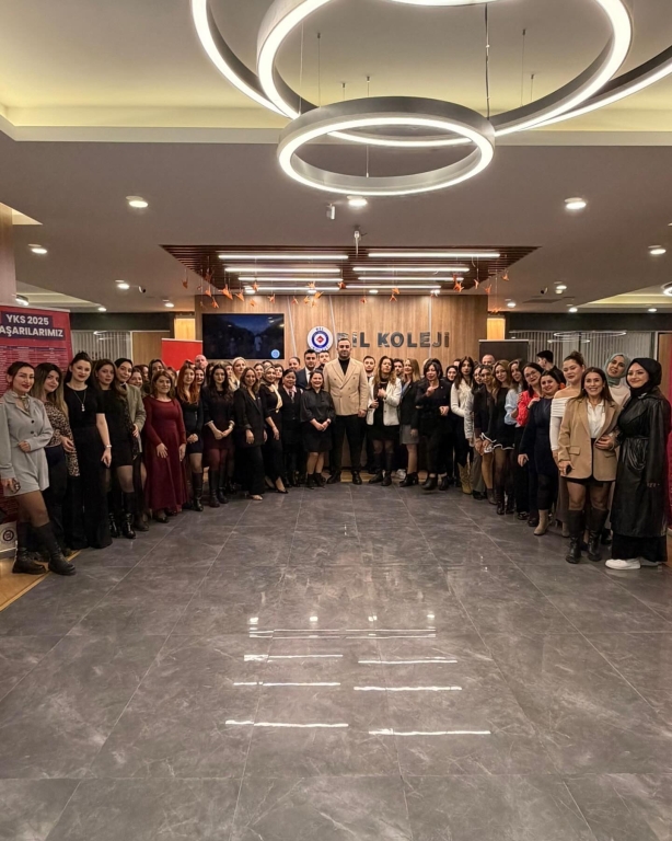 Bugün sadece bir karne değil; uykusuz geceler, verilen emekler, sabır, kahkahalar ve anılar dağıtıldı Bir dönemi daha geride bıraktık, bazen zorlandık bazen güldük ama vazgeçmedik Şimdi gurur zamanı, şimdi başardık deme zamanı! Herkese emeklerinin karşılığını aldığı bir karne günü olsun #KarneGünü #BirDönemBitti #EmekKazandı #OkulAnıları #Heyecan #Gurur #Gençlik görseli 7