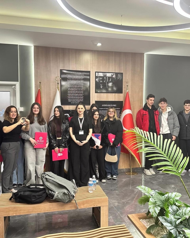 Bugün sadece bir karne değil; uykusuz geceler, verilen emekler, sabır, kahkahalar ve anılar dağıtıldı Bir dönemi daha geride bıraktık, bazen zorlandık bazen güldük ama vazgeçmedik Şimdi gurur zamanı, şimdi başardık deme zamanı! Herkese emeklerinin karşılığını aldığı bir karne günü olsun #KarneGünü #BirDönemBitti #EmekKazandı #OkulAnıları #Heyecan #Gurur #Gençlik görseli 14
