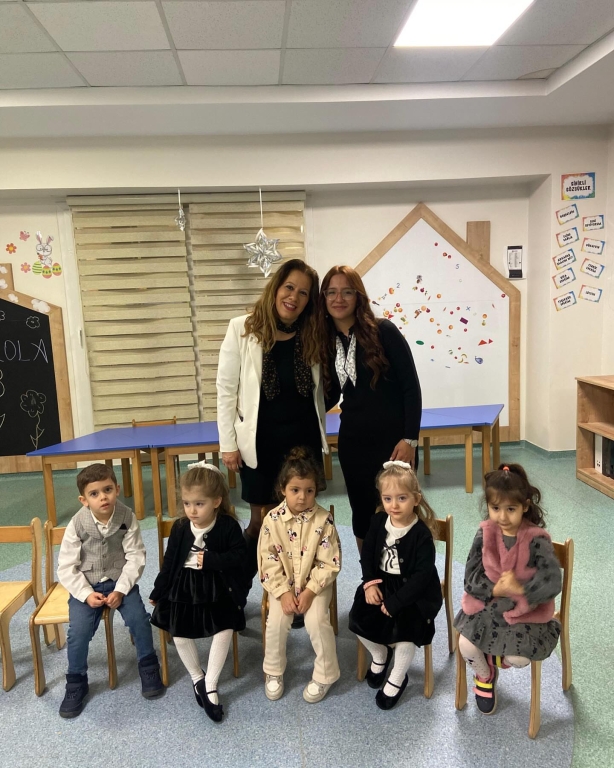 Bugün sadece bir karne değil; uykusuz geceler, verilen emekler, sabır, kahkahalar ve anılar dağıtıldı Bir dönemi daha geride bıraktık, bazen zorlandık bazen güldük ama vazgeçmedik Şimdi gurur zamanı, şimdi başardık deme zamanı! Herkese emeklerinin karşılığını aldığı bir karne günü olsun #KarneGünü #BirDönemBitti #EmekKazandı #OkulAnıları #Heyecan #Gurur #Gençlik görseli 19