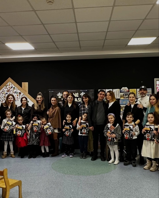Bugün sadece bir karne değil; uykusuz geceler, verilen emekler, sabır, kahkahalar ve anılar dağıtıldı Bir dönemi daha geride bıraktık, bazen zorlandık bazen güldük ama vazgeçmedik Şimdi gurur zamanı, şimdi başardık deme zamanı! Herkese emeklerinin karşılığını aldığı bir karne günü olsun #KarneGünü #BirDönemBitti #EmekKazandı #OkulAnıları #Heyecan #Gurur #Gençlik görseli 22