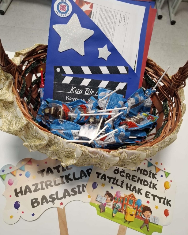Bugün sadece bir karne değil; uykusuz geceler, verilen emekler, sabır, kahkahalar ve anılar dağıtıldı Bir dönemi daha geride bıraktık, bazen zorlandık bazen güldük ama vazgeçmedik Şimdi gurur zamanı, şimdi başardık deme zamanı! Herkese emeklerinin karşılığını aldığı bir karne günü olsun #KarneGünü #BirDönemBitti #EmekKazandı #OkulAnıları #Heyecan #Gurur #Gençlik görseli 24
