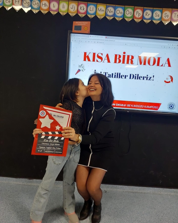 Bugün sadece bir karne değil; uykusuz geceler, verilen emekler, sabır, kahkahalar ve anılar dağıtıldı Bir dönemi daha geride bıraktık, bazen zorlandık bazen güldük ama vazgeçmedik Şimdi gurur zamanı, şimdi başardık deme zamanı! Herkese emeklerinin karşılığını aldığı bir karne günü olsun #KarneGünü #BirDönemBitti #EmekKazandı #OkulAnıları #Heyecan #Gurur #Gençlik görseli 25