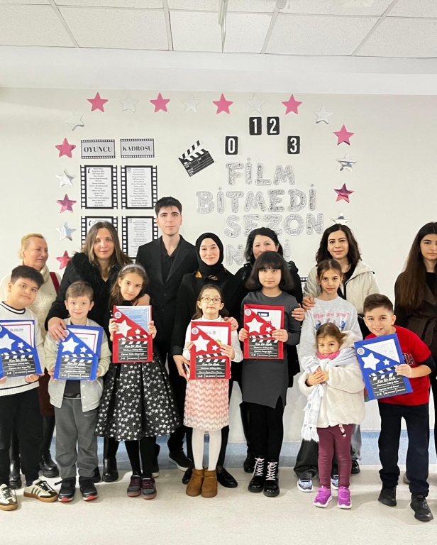 Bugün sadece bir karne değil; uykusuz geceler, verilen emekler, sabır, kahkahalar ve anılar dağıtıldı Bir dönemi daha geride bıraktık, bazen zorlandık bazen güldük ama vazgeçmedik Şimdi gurur zamanı, şimdi başardık deme zamanı! Herkese emeklerinin karşılığını aldığı bir karne günü olsun #KarneGünü #BirDönemBitti #EmekKazandı #OkulAnıları #Heyecan #Gurur #Gençlik görseli 26