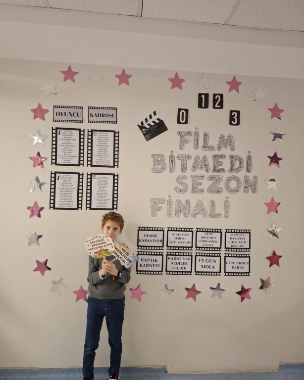 Bugün sadece bir karne değil; uykusuz geceler, verilen emekler, sabır, kahkahalar ve anılar dağıtıldı Bir dönemi daha geride bıraktık, bazen zorlandık bazen güldük ama vazgeçmedik Şimdi gurur zamanı, şimdi başardık deme zamanı! Herkese emeklerinin karşılığını aldığı bir karne günü olsun #KarneGünü #BirDönemBitti #EmekKazandı #OkulAnıları #Heyecan #Gurur #Gençlik görseli 29