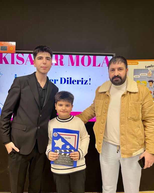 Bugün sadece bir karne değil; uykusuz geceler, verilen emekler, sabır, kahkahalar ve anılar dağıtıldı Bir dönemi daha geride bıraktık, bazen zorlandık bazen güldük ama vazgeçmedik Şimdi gurur zamanı, şimdi başardık deme zamanı! Herkese emeklerinin karşılığını aldığı bir karne günü olsun #KarneGünü #BirDönemBitti #EmekKazandı #OkulAnıları #Heyecan #Gurur #Gençlik görseli 31
