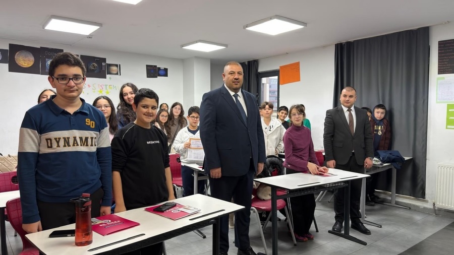 Bilginin, emeğin ve özverinin ortak adı… Öğrencilerimizin hayatına dokunan, geleceği şekillendiren güçlü öğretmen kadromuz ile aynı vizyonu paylaşmanın gururunu yaşıyoruz. Birlikte düşünen, birlikte üreten ve birlikte büyüyen bu ekip; eğitimde fark yaratan anlayışımızın en değerli parçasıdır İyi ki varsınız, iyi ki bu yolculuktayız #GüçlüKadro #EğitimdeKalite #Öğretmenlerimiz #BilKoleji #birliktebuyuyoruz görseli 2