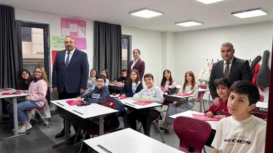 Bilginin, emeğin ve özverinin ortak adı… Öğrencilerimizin hayatına dokunan, geleceği şekillendiren güçlü öğretmen kadromuz ile aynı vizyonu paylaşmanın gururunu yaşıyoruz. Birlikte düşünen, birlikte üreten ve birlikte büyüyen bu ekip; eğitimde fark yaratan anlayışımızın en değerli parçasıdır İyi ki varsınız, iyi ki bu yolculuktayız #GüçlüKadro #EğitimdeKalite #Öğretmenlerimiz #BilKoleji #birliktebuyuyoruz görseli 3