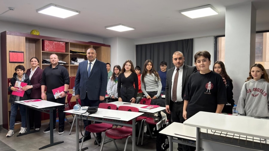 Bilginin, emeğin ve özverinin ortak adı… Öğrencilerimizin hayatına dokunan, geleceği şekillendiren güçlü öğretmen kadromuz ile aynı vizyonu paylaşmanın gururunu yaşıyoruz. Birlikte düşünen, birlikte üreten ve birlikte büyüyen bu ekip; eğitimde fark yaratan anlayışımızın en değerli parçasıdır İyi ki varsınız, iyi ki bu yolculuktayız #GüçlüKadro #EğitimdeKalite #Öğretmenlerimiz #BilKoleji #birliktebuyuyoruz görseli 4