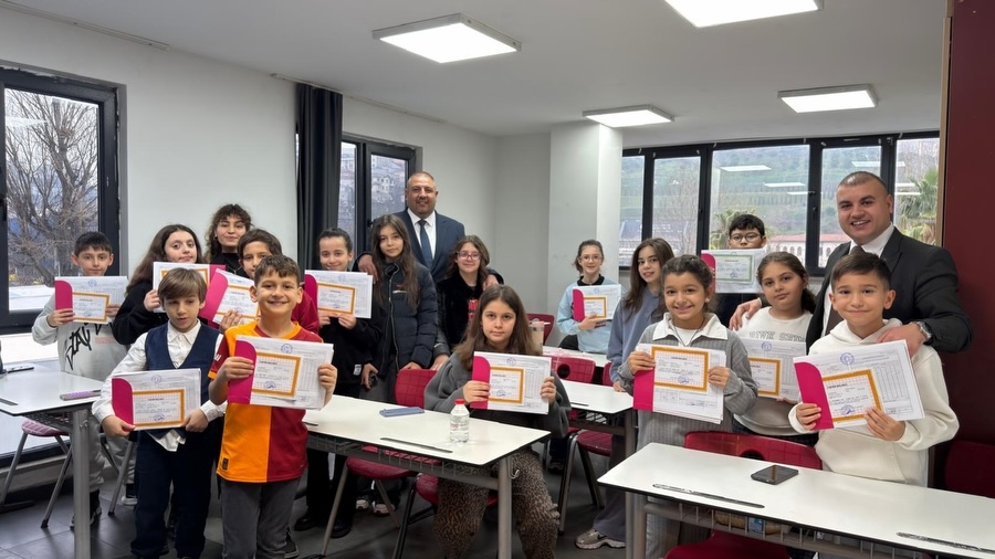 Bilginin, emeğin ve özverinin ortak adı… Öğrencilerimizin hayatına dokunan, geleceği şekillendiren güçlü öğretmen kadromuz ile aynı vizyonu paylaşmanın gururunu yaşıyoruz. Birlikte düşünen, birlikte üreten ve birlikte büyüyen bu ekip; eğitimde fark yaratan anlayışımızın en değerli parçasıdır İyi ki varsınız, iyi ki bu yolculuktayız #GüçlüKadro #EğitimdeKalite #Öğretmenlerimiz #BilKoleji #birliktebuyuyoruz görseli 6