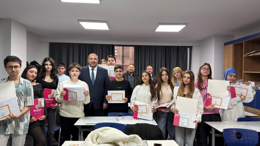 Bilginin, emeğin ve özverinin ortak adı… Öğrencilerimizin hayatına dokunan, geleceği şekillendiren güçlü öğretmen kadromuz ile aynı vizyonu paylaşmanın gururunu yaşıyoruz. Birlikte düşünen, birlikte üreten ve birlikte büyüyen bu ekip; eğitimde fark yaratan anlayışımızın en değerli parçasıdır İyi ki varsınız, iyi ki bu yolculuktayız #GüçlüKadro #EğitimdeKalite #Öğretmenlerimiz #BilKoleji #birliktebuyuyoruz görseli 8