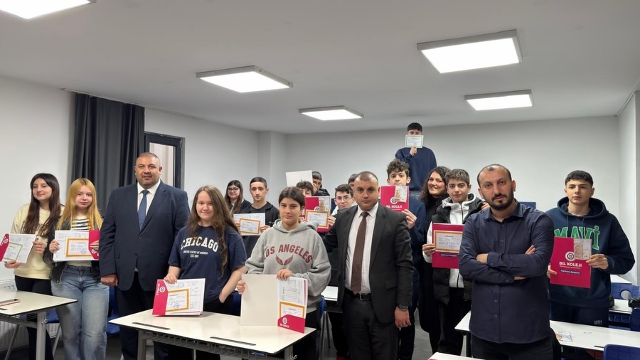 Bilginin, emeğin ve özverinin ortak adı… Öğrencilerimizin hayatına dokunan, geleceği şekillendiren güçlü öğretmen kadromuz ile aynı vizyonu paylaşmanın gururunu yaşıyoruz. Birlikte düşünen, birlikte üreten ve birlikte büyüyen bu ekip; eğitimde fark yaratan anlayışımızın en değerli parçasıdır İyi ki varsınız, iyi ki bu yolculuktayız #GüçlüKadro #EğitimdeKalite #Öğretmenlerimiz #BilKoleji #birliktebuyuyoruz görseli 10
