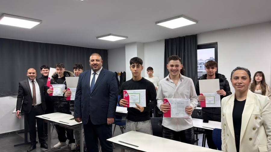 Bilginin, emeğin ve özverinin ortak adı… Öğrencilerimizin hayatına dokunan, geleceği şekillendiren güçlü öğretmen kadromuz ile aynı vizyonu paylaşmanın gururunu yaşıyoruz. Birlikte düşünen, birlikte üreten ve birlikte büyüyen bu ekip; eğitimde fark yaratan anlayışımızın en değerli parçasıdır İyi ki varsınız, iyi ki bu yolculuktayız #GüçlüKadro #EğitimdeKalite #Öğretmenlerimiz #BilKoleji #birliktebuyuyoruz görseli 11