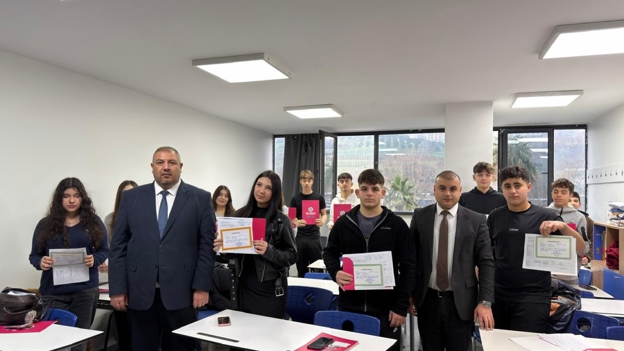 Bilginin, emeğin ve özverinin ortak adı… Öğrencilerimizin hayatına dokunan, geleceği şekillendiren güçlü öğretmen kadromuz ile aynı vizyonu paylaşmanın gururunu yaşıyoruz. Birlikte düşünen, birlikte üreten ve birlikte büyüyen bu ekip; eğitimde fark yaratan anlayışımızın en değerli parçasıdır İyi ki varsınız, iyi ki bu yolculuktayız #GüçlüKadro #EğitimdeKalite #Öğretmenlerimiz #BilKoleji #birliktebuyuyoruz görseli 12