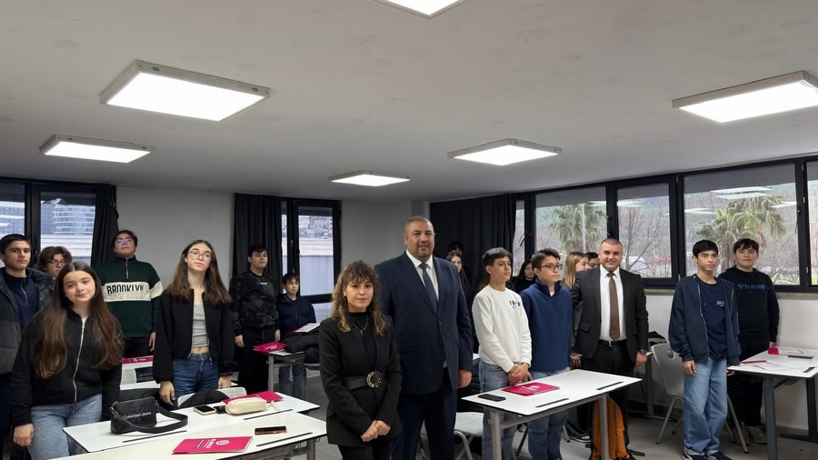Bilginin, emeğin ve özverinin ortak adı… Öğrencilerimizin hayatına dokunan, geleceği şekillendiren güçlü öğretmen kadromuz ile aynı vizyonu paylaşmanın gururunu yaşıyoruz. Birlikte düşünen, birlikte üreten ve birlikte büyüyen bu ekip; eğitimde fark yaratan anlayışımızın en değerli parçasıdır İyi ki varsınız, iyi ki bu yolculuktayız #GüçlüKadro #EğitimdeKalite #Öğretmenlerimiz #BilKoleji #birliktebuyuyoruz görseli 13