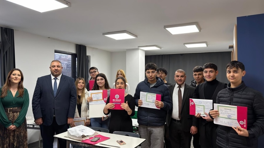 Bilginin, emeğin ve özverinin ortak adı… Öğrencilerimizin hayatına dokunan, geleceği şekillendiren güçlü öğretmen kadromuz ile aynı vizyonu paylaşmanın gururunu yaşıyoruz. Birlikte düşünen, birlikte üreten ve birlikte büyüyen bu ekip; eğitimde fark yaratan anlayışımızın en değerli parçasıdır İyi ki varsınız, iyi ki bu yolculuktayız #GüçlüKadro #EğitimdeKalite #Öğretmenlerimiz #BilKoleji #birliktebuyuyoruz görseli 14