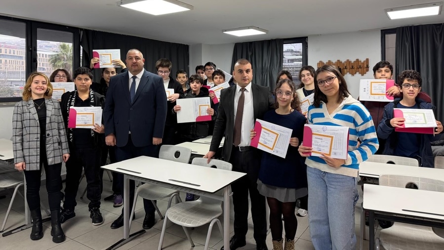 Bilginin, emeğin ve özverinin ortak adı… Öğrencilerimizin hayatına dokunan, geleceği şekillendiren güçlü öğretmen kadromuz ile aynı vizyonu paylaşmanın gururunu yaşıyoruz. Birlikte düşünen, birlikte üreten ve birlikte büyüyen bu ekip; eğitimde fark yaratan anlayışımızın en değerli parçasıdır İyi ki varsınız, iyi ki bu yolculuktayız #GüçlüKadro #EğitimdeKalite #Öğretmenlerimiz #BilKoleji #birliktebuyuyoruz görseli 15
