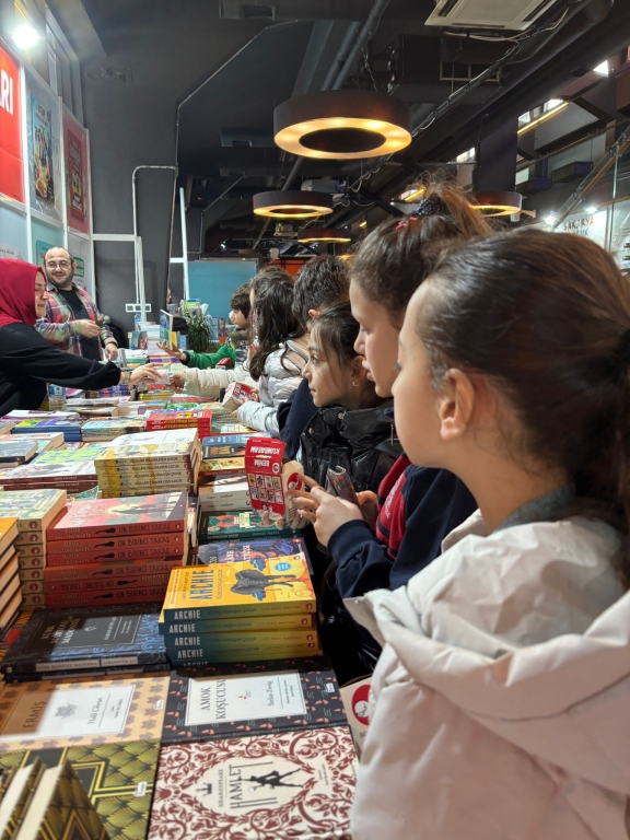 Minik Okurlar Kitapların Büyülü Dünyasında: 4. Sınıflarımız Sakarya Çocuk Edebiyatı Kitap Fuarı’nda! görseli 2