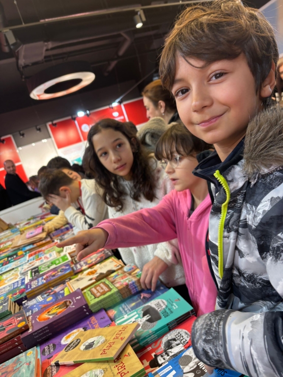 Minik Okurlar Kitapların Büyülü Dünyasında: 4. Sınıflarımız Sakarya Çocuk Edebiyatı Kitap Fuarı’nda! görseli 4