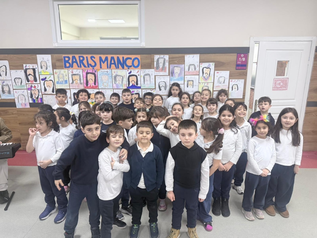 Minik Yüreklerden Büyük Ustaya Saygı: 1. Sınıf Öğrencilerimiz Barış Manço Şarkılarıyla Koridorları Şenlendirdi görseli 2