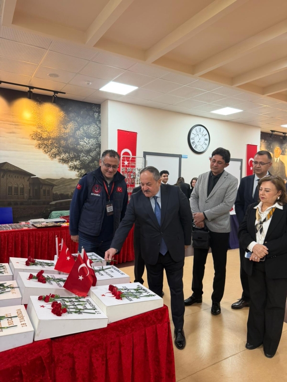 Seyhan Kaymakamı Sayın Ekrem İnci, okulumuzda düzenlenen Çanakkale Savaş Objeleri ve Fotoğraf Sergisini ziyaret etti. görseli 7