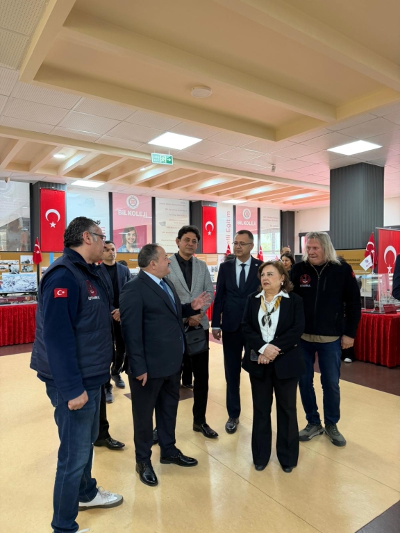 Seyhan Kaymakamı Sayın Ekrem İnci, okulumuzda düzenlenen Çanakkale Savaş Objeleri ve Fotoğraf Sergisini ziyaret etti. görseli 8