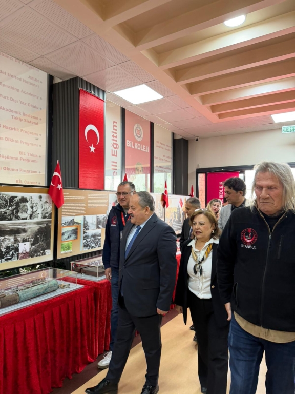 Seyhan Kaymakamı Sayın Ekrem İnci, okulumuzda düzenlenen Çanakkale Savaş Objeleri ve Fotoğraf Sergisini ziyaret etti. görseli 13