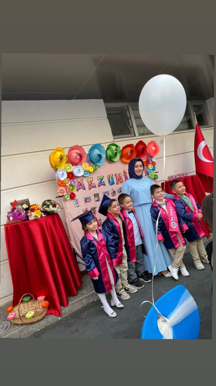 Anasınıfımızın mezuniyet sevinci.